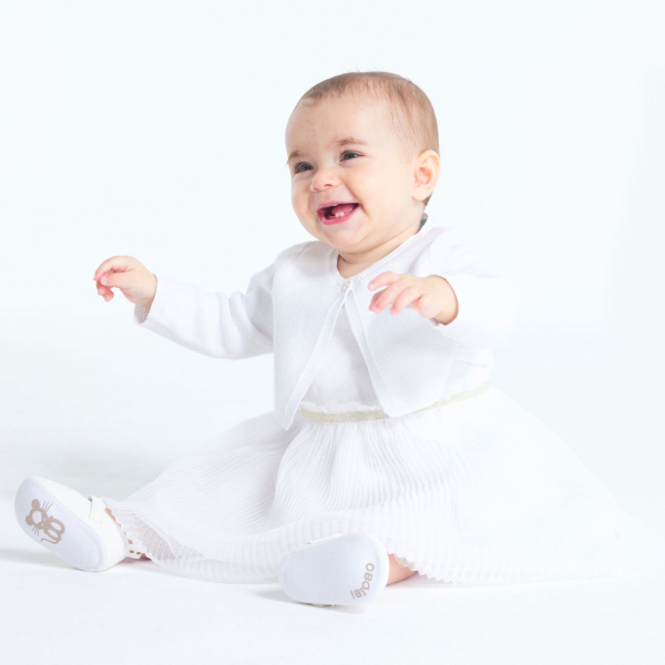 سترة بوليرو قصيرة تريكو باللون الأبيض للفتيات الصغيرات سترة بوليرو قصيرة تريكو باللون الأبيض للفتيات الصغيرات