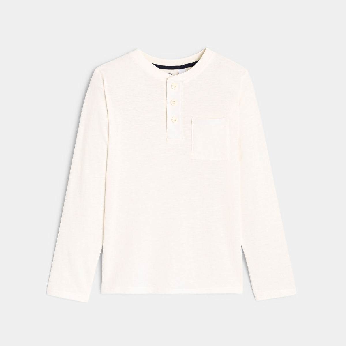 تيشيرت للأولاد باللون الأبيض بأزرار سفلية تيشيرت للأولاد باللون الأبيض بأزرار سفلية