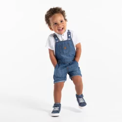 وزرة جينز قصيرة للأولاد الصغار وقميص تونسي أزرق