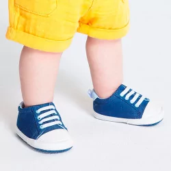 حذاء رياضي عالي الرقبة بتأثير الدنيم باللون الأزرق