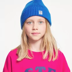 قبعة منسوجة ومضلعة باللون الأزرق للأولاد