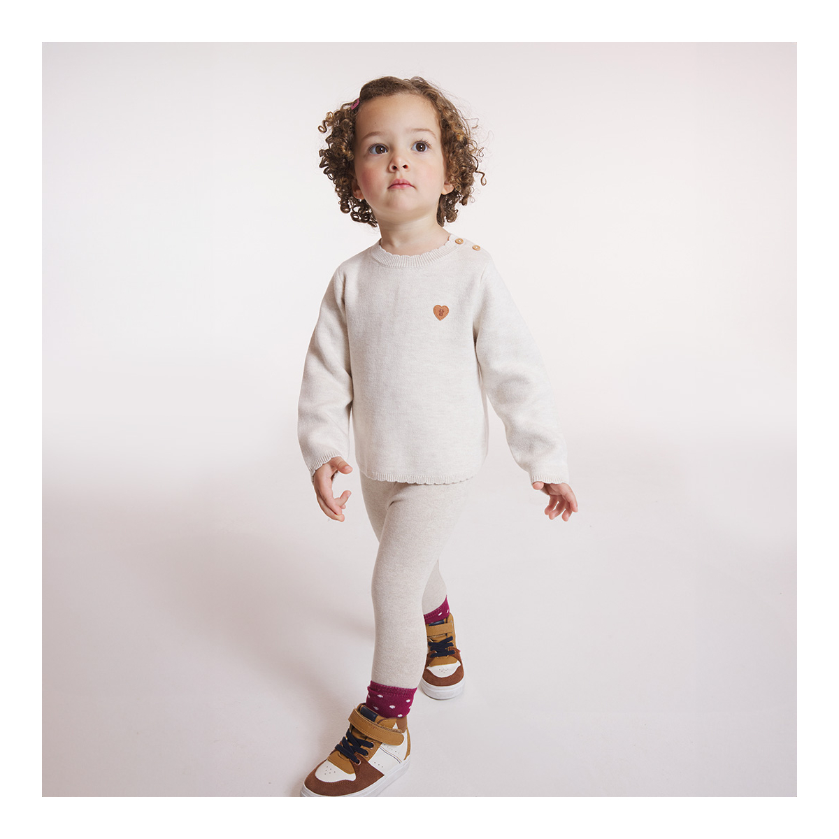 سترة متماسكة بياقة صدفية بيضاء للفتيات الصغيرات سترة متماسكة بياقة صدفية بيضاء للفتيات الصغيرات