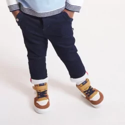 حذاء رياضي للأولاد الصغار باللون البيج مع أربطة مرنة وشريط فيلكرو