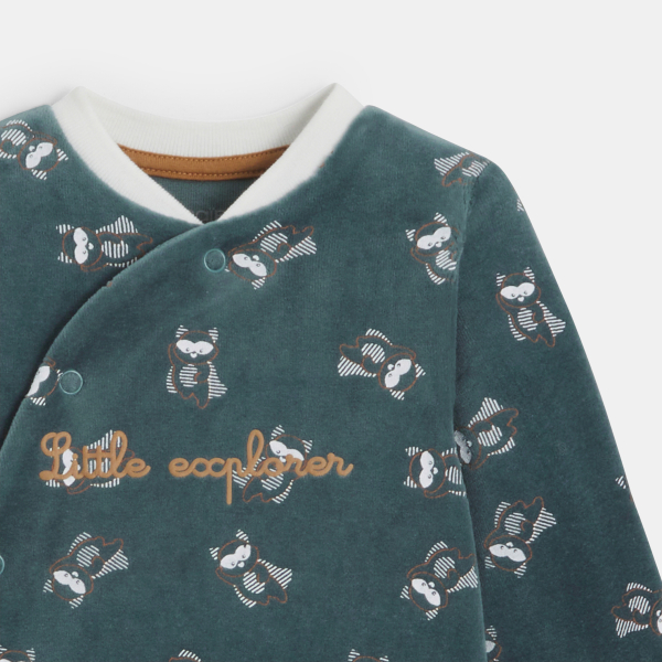 بدلة نوم مخملية باللون الأخضر للأولاد الصغار بدلة نوم مخملية باللون الأخضر للأولاد الصغار