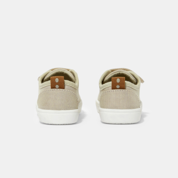 حذاء قماش باللون البيج للأولاد الصغار
