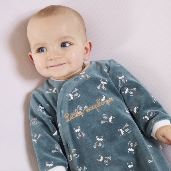 بدلة نوم مخملية باللون الأخضر للأولاد الصغار بدلة نوم مخملية باللون الأخضر للأولاد الصغار