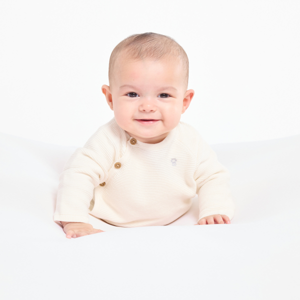 كنزة تريكو بلون أبيض لحديثي الولادة كنزة تريكو بلون أبيض لحديثي الولادة