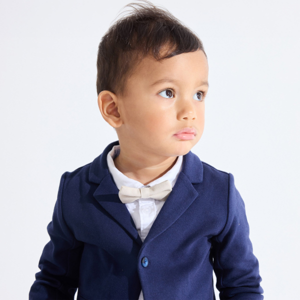 سترة ناعمة باللون الأزرق للأولاد الصغار سترة ناعمة باللون الأزرق للأولاد الصغار