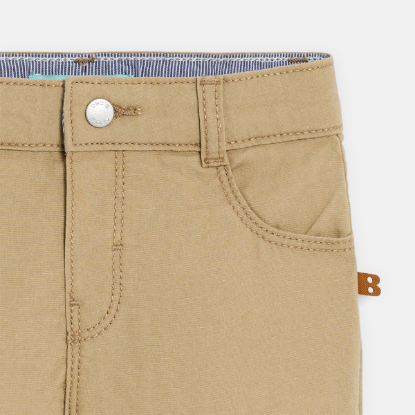 شورت برمودا من القطن المزخرف، بقصة مستقيمة باللون البيج الفاتح للأولاد الصغار شورت برمودا من القطن المزخرف، بقصة مستقيمة باللون البيج الفاتح للأولاد الصغار