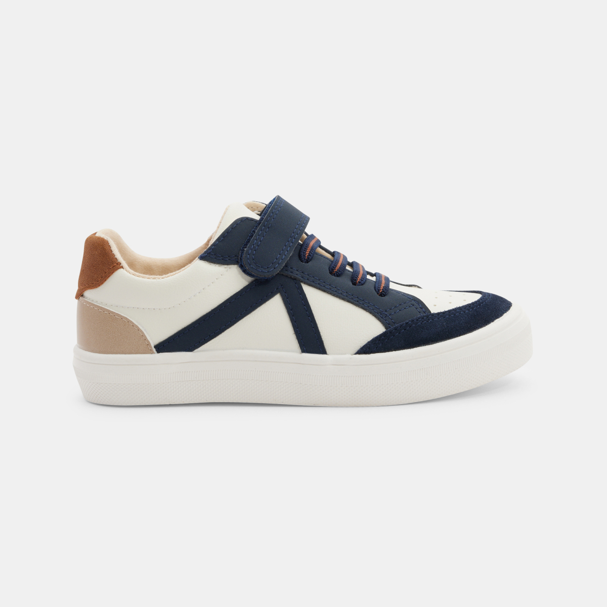 حذاء رياضي منخفض الرقبة بنمط «ستريت ستايل» باللون البيج للأولاد حذاء رياضي منخفض الرقبة بنمط «ستريت ستايل» باللون البيج للأولاد