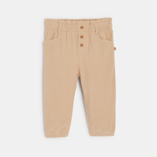 بنطلون من الثوب المخملي المضلع، بمقاس مرن وبلون الوردي البيج للفتيات الصغيرات. بنطلون من الثوب المخملي المضلع، بمقاس مرن وبلون الوردي البيج للفتيات الصغيرات.