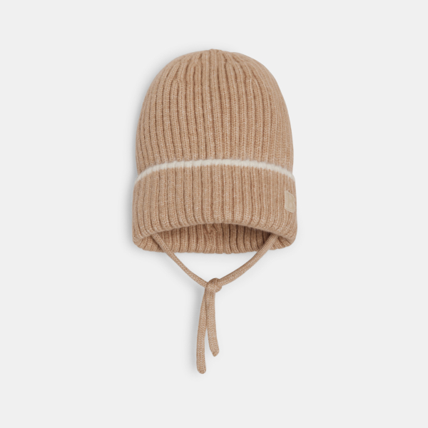 قبعة مُضلعة منسوجة بالتريكو، بلون البيج للفتيان الرُضع قبعة مُضلعة منسوجة بالتريكو، بلون البيج للفتيان الرُضع