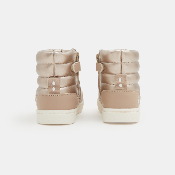 حذاء طويل مبطن ومحشو باللون الذهبي للفتيات الرضع حذاء طويل مبطن ومحشو باللون الذهبي للفتيات الرضع