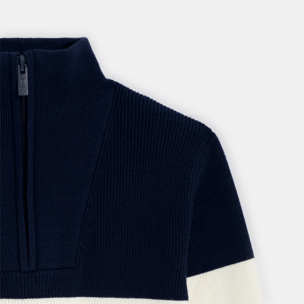 كنزة مخطّطة بياقة عالية، باللون الأزرق الداكن للأولاد