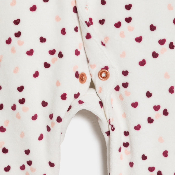 بدلة نوم مخملية مزينة بقلوب باللون الوردي للفتيات الصغيرات (مجموعة من 2) بدلة نوم مخملية مزينة بقلوب باللون الوردي للفتيات الصغيرات (مجموعة من 2)