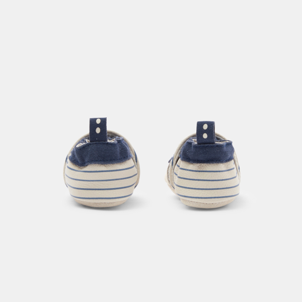 حذاء أطفال جلدية مزينة برسمة كلب باللون الأزرق للأولاد الصغار. حذاء أطفال جلدية مزينة برسمة كلب باللون الأزرق للأولاد الصغار.