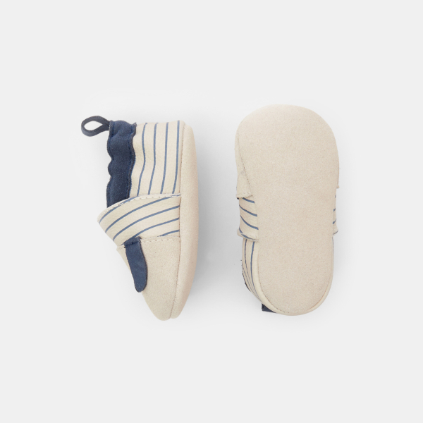 حذاء أطفال جلدية مزينة برسمة كلب باللون الأزرق للأولاد الصغار. حذاء أطفال جلدية مزينة برسمة كلب باللون الأزرق للأولاد الصغار.