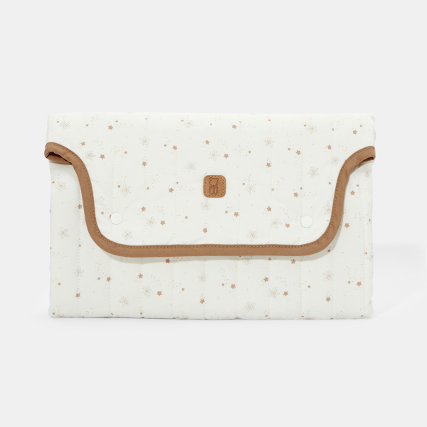 مفرش تغيير الحفاضات أثناء السفر برسمة نجوم، باللون الأبيض لحديثي الولادة من الجنسين. مفرش تغيير الحفاضات أثناء السفر برسمة نجوم، باللون الأبيض لحديثي الولادة من الجنسين.