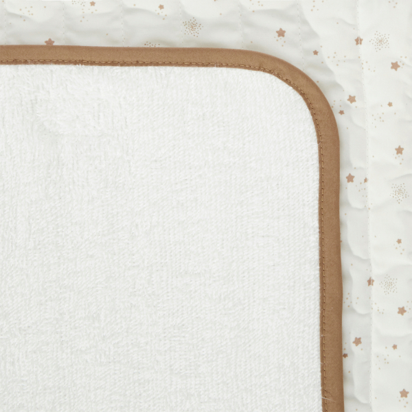 مفرش تغيير الحفاضات أثناء السفر برسمة نجوم، باللون الأبيض لحديثي الولادة من الجنسين. مفرش تغيير الحفاضات أثناء السفر برسمة نجوم، باللون الأبيض لحديثي الولادة من الجنسين.