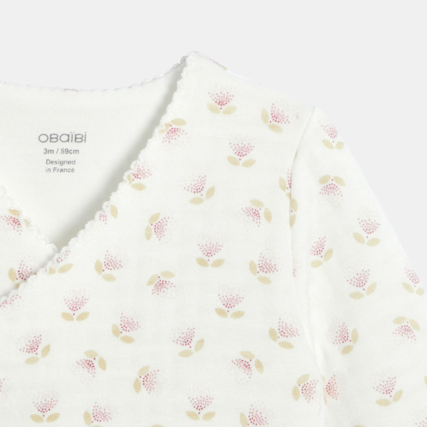 طقم مكون من 3 قطع مزين برسوم أزهار، باللون الوردي للفتيات حديثات الولادة. طقم مكون من 3 قطع مزين برسوم أزهار، باللون الوردي للفتيات حديثات الولادة.