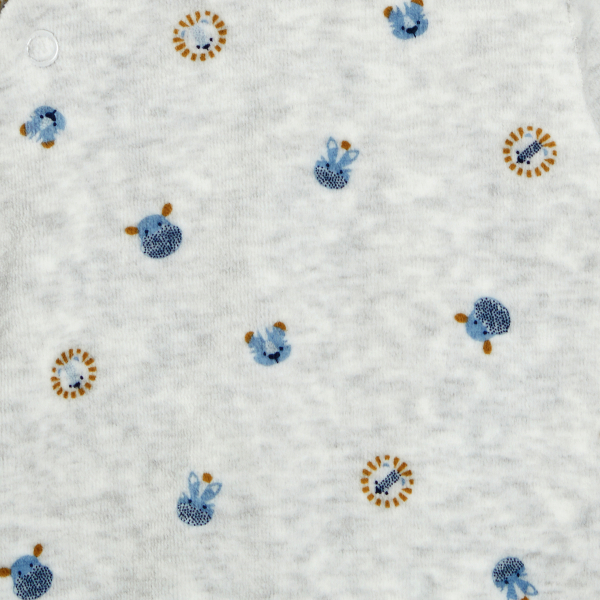 بذلة نوم مخملية برسمة حيوانات باللون الرمادي، للأطفال الصغار. بذلة نوم مخملية برسمة حيوانات باللون الرمادي، للأطفال الصغار.