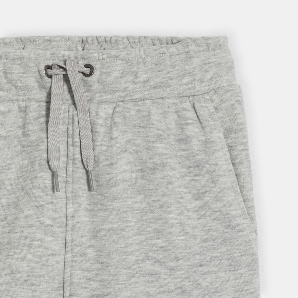 بنطال رياضي للركض مريح بجيوب كارغو باللون الرمادي للأولاد بنطال رياضي للركض مريح بجيوب كارغو باللون الرمادي للأولاد