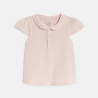 قميص بولو من القطن بياقة مستديرة، باللون الوردي للفتيات الصغيرات. قميص بولو من القطن بياقة مستديرة، باللون الوردي للفتيات الصغيرات.