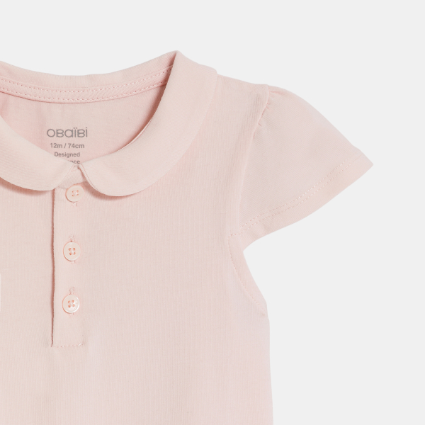 قميص بولو من القطن بياقة مستديرة، باللون الوردي للفتيات الصغيرات. قميص بولو من القطن بياقة مستديرة، باللون الوردي للفتيات الصغيرات.