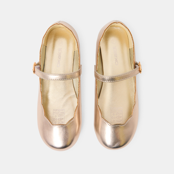 حذاء باليه ذهبي بحزام، للفتيات. حذاء باليه ذهبي بحزام، للفتيات.