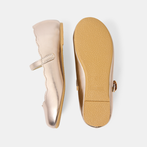 حذاء باليه ذهبي بحزام، للفتيات. حذاء باليه ذهبي بحزام، للفتيات.