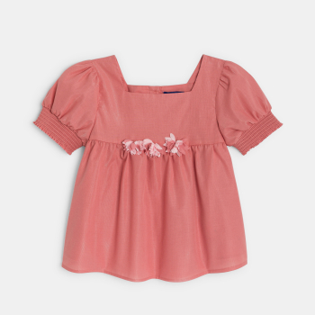 بلوزة وردية اللون عليها زهور قديمة للفتيات