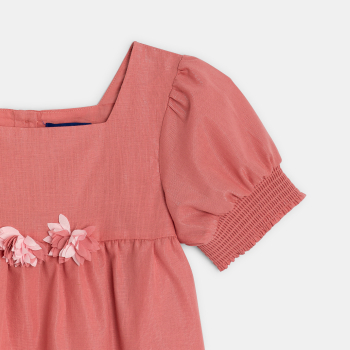 بلوزة وردية اللون عليها زهور قديمة للفتيات