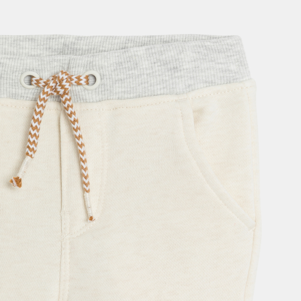 سروال رياضي للركض، باللون الأبيض للأطفال الصغار. سروال رياضي للركض، باللون الأبيض للأطفال الصغار.