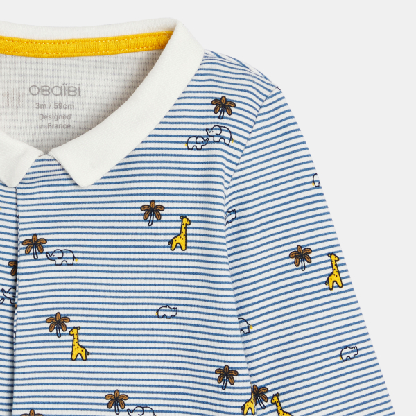 بذلة نوم زرقاء مصنوعة من قماش الإنترلوك المخطط برسوم الحيوانات للأولاد الصغار. بذلة نوم زرقاء مصنوعة من قماش الإنترلوك المخطط برسوم الحيوانات للأولاد الصغار.