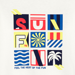 تيشيرت بأكمام طويلة عليه...