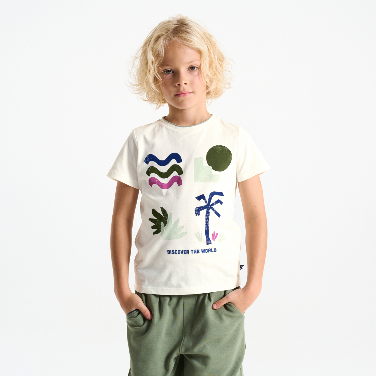 تي شيرت بأكمام قصيرة بنقوش أبيض للأولاد تي شيرت بأكمام قصيرة بنقوش أبيض للأولاد