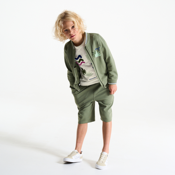 تي شيرت بأكمام قصيرة بنقوش أبيض للأولاد تي شيرت بأكمام قصيرة بنقوش أبيض للأولاد