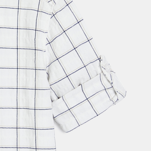 قميص بمربعات بأكمام طويلة قابل للطي باللون الأبيض للأولاد الصغار قميص بمربعات بأكمام طويلة قابل للطي باللون الأبيض للأولاد الصغار