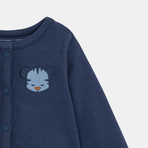 جيليه بأزرار كبس من الصوف الناعم، باللون الأزرق للمواليد من الفتيان. جيليه بأزرار كبس من الصوف الناعم، باللون الأزرق للمواليد من الفتيان.