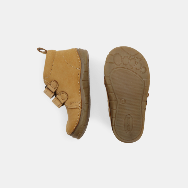 أحذية جلدية برقبة عالية باللون البني الفاتح للخطوات الأولى للأولاد الصغار أحذية جلدية برقبة عالية باللون البني الفاتح للخطوات الأولى للأولاد الصغار