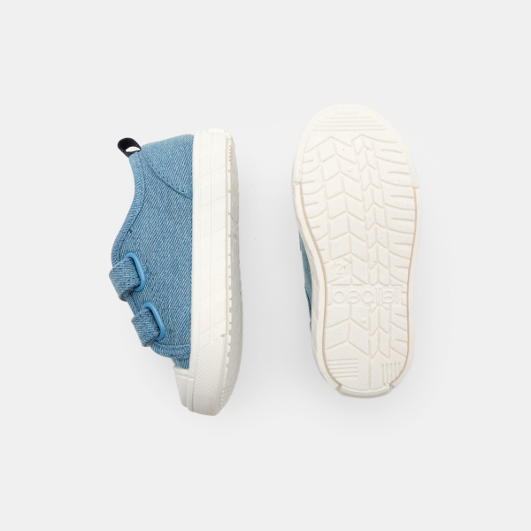 حذاء من القماش مع شريط لاصق باللون الأزرق للأولاد الصغار حذاء من القماش مع شريط لاصق باللون الأزرق للأولاد الصغار