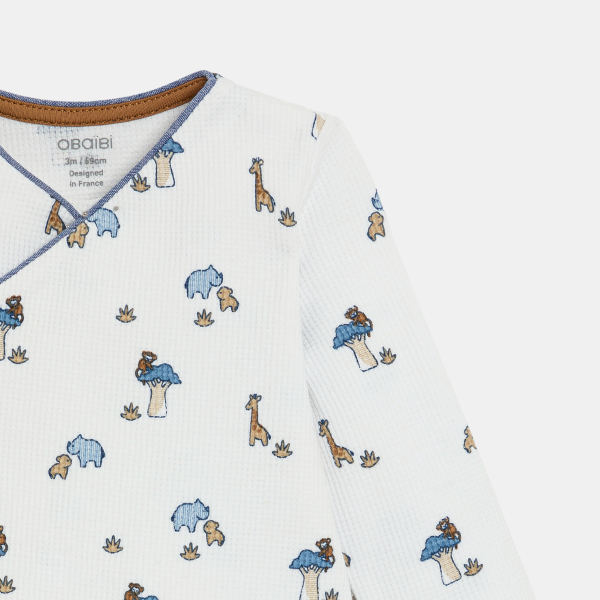 بذلة نوم من نسيج بمظهر قرص النحل، برسمة حيوانات، باللون الأزرق للمواليد الذكور.