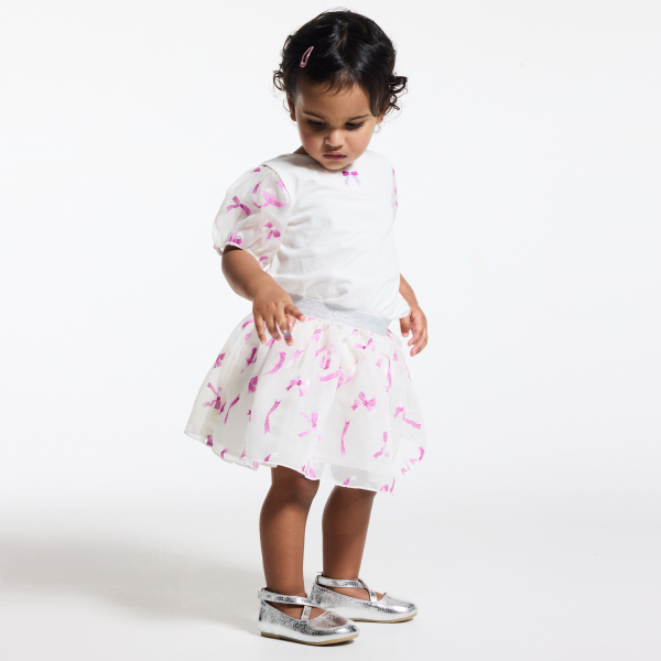 تيشيرت مطرز فاخر بأكمام طويلة، باللون الأبيض للفتيات الصغيرات تيشيرت مطرز فاخر بأكمام طويلة، باللون الأبيض للفتيات الصغيرات