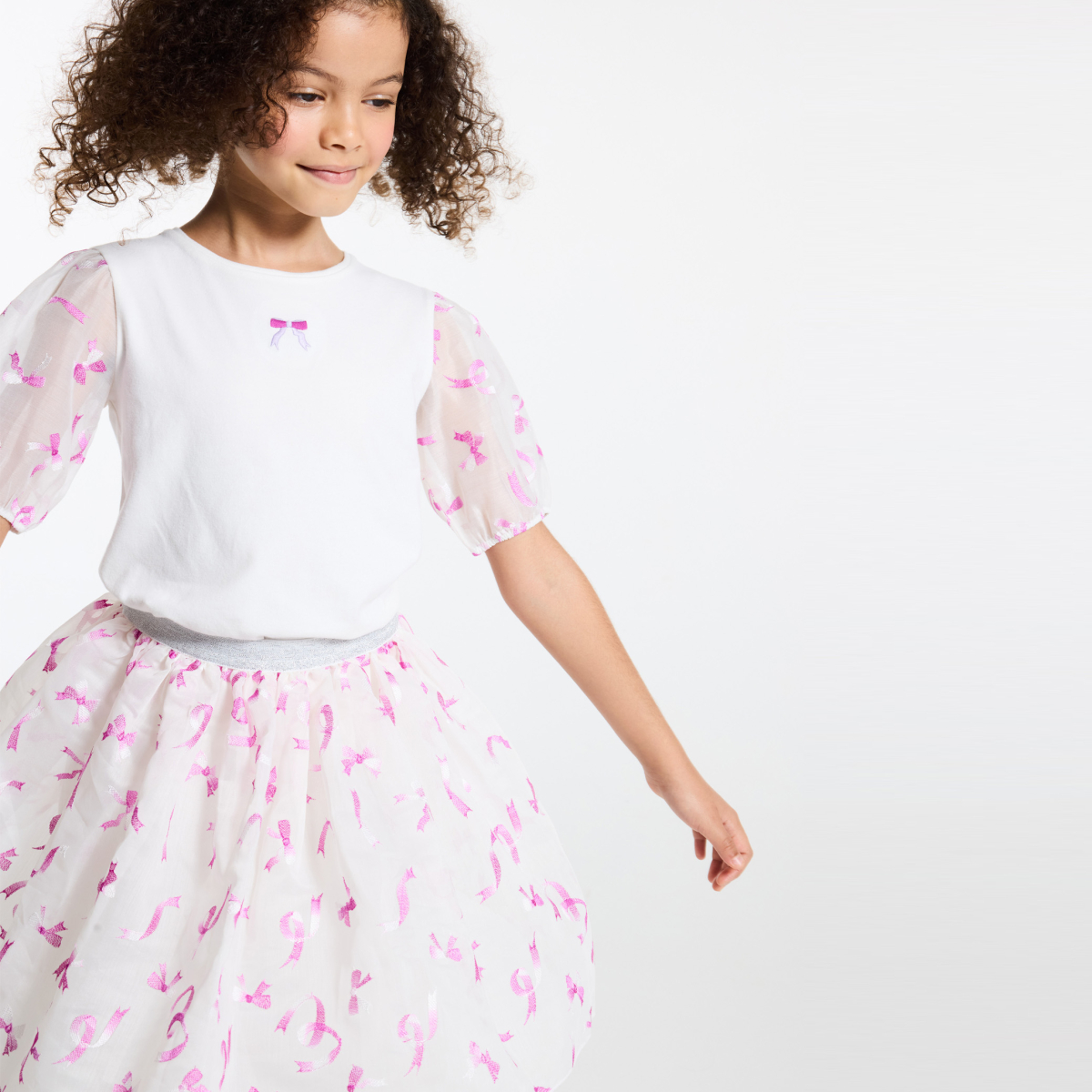 تيشيرت بأكمام قصيرة مزين بربطة، باللون الأبيض للفتيات تيشيرت بأكمام قصيرة مزين بربطة، باللون الأبيض للفتيات