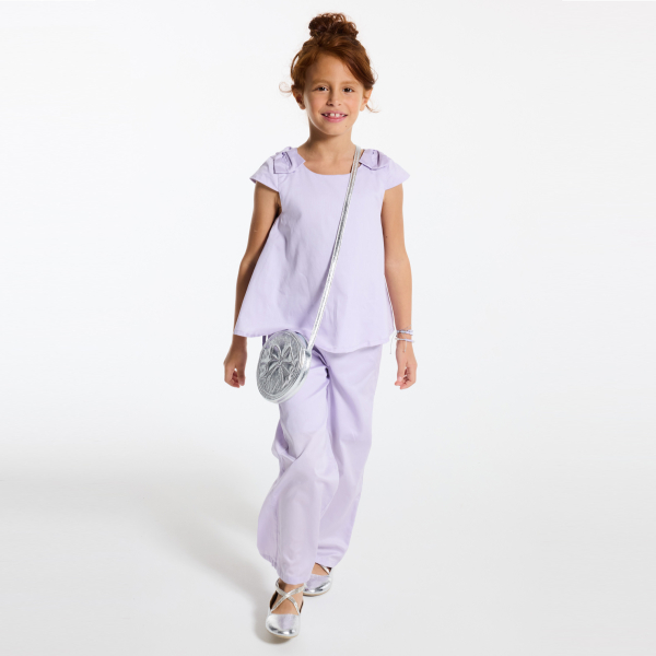 بلوزة موحدة مزينة بربطة، باللون الأرجواني للفتيات الصغيرة. بلوزة موحدة مزينة بربطة، باللون الأرجواني للفتيات الصغيرة.