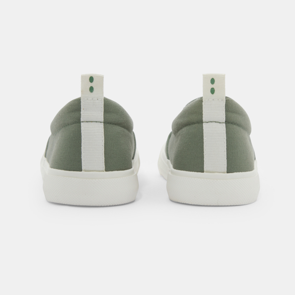 حذاء تنس من القماش سهل الارتداء، باللون الأخضر للأطفال الصغار. حذاء تنس من القماش سهل الارتداء، باللون الأخضر للأطفال الصغار.