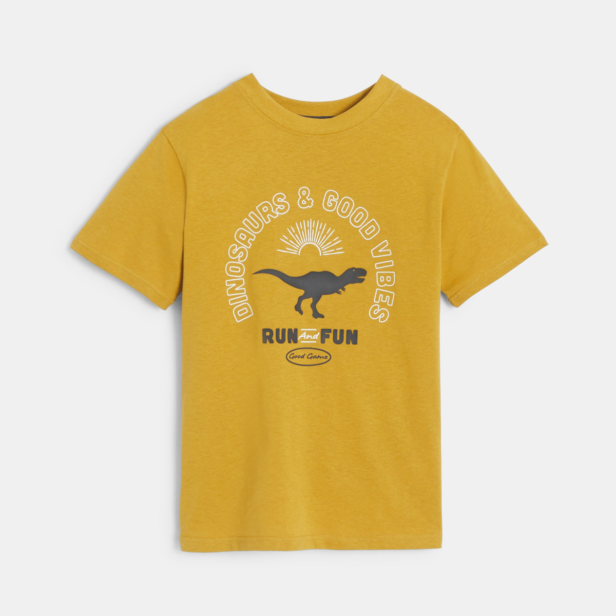 تيشيرت بأكمام قصيرة مطبوع عليه كلمات، باللون الأصفر الكاري للأولاد تيشيرت بأكمام قصيرة مطبوع عليه كلمات، باللون الأصفر الكاري للأولاد