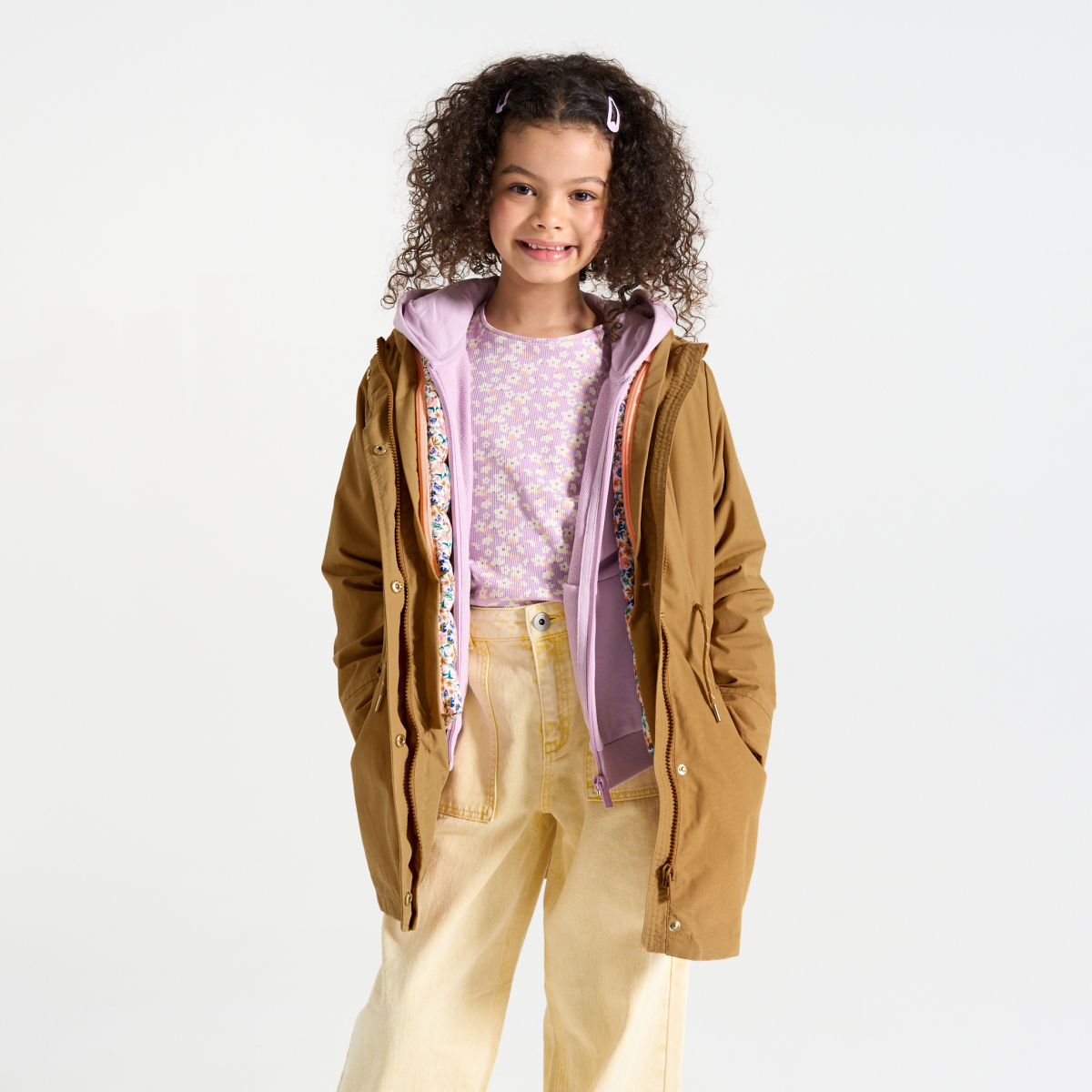 سترة باركا 3 في 1 بقلنسوة ومقاومة للماء، باللون البني الفاتح للفتيات. سترة باركا 3 في 1 بقلنسوة ومقاومة للماء، باللون البني الفاتح للفتيات.