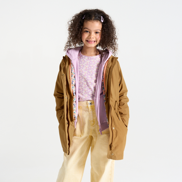 سترة باركا 3 في 1 بقلنسوة ومقاومة للماء، باللون البني الفاتح للفتيات. سترة باركا 3 في 1 بقلنسوة ومقاومة للماء، باللون البني الفاتح للفتيات.