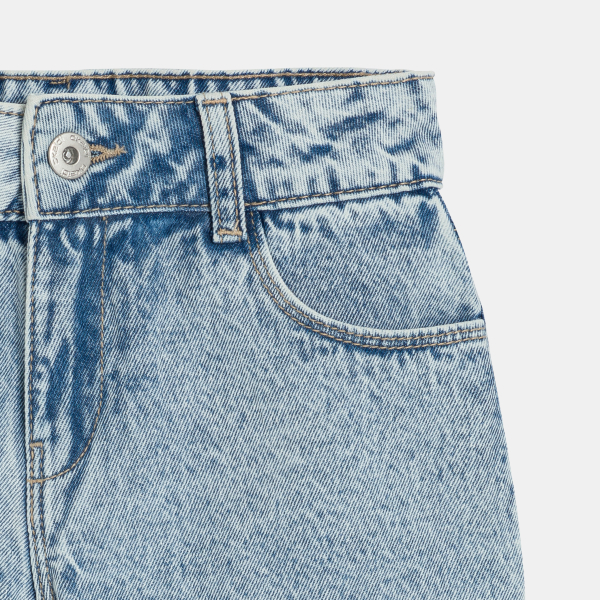 شورت جينز باللون الأزرق الباهت للفتيات شورت جينز باللون الأزرق الباهت للفتيات